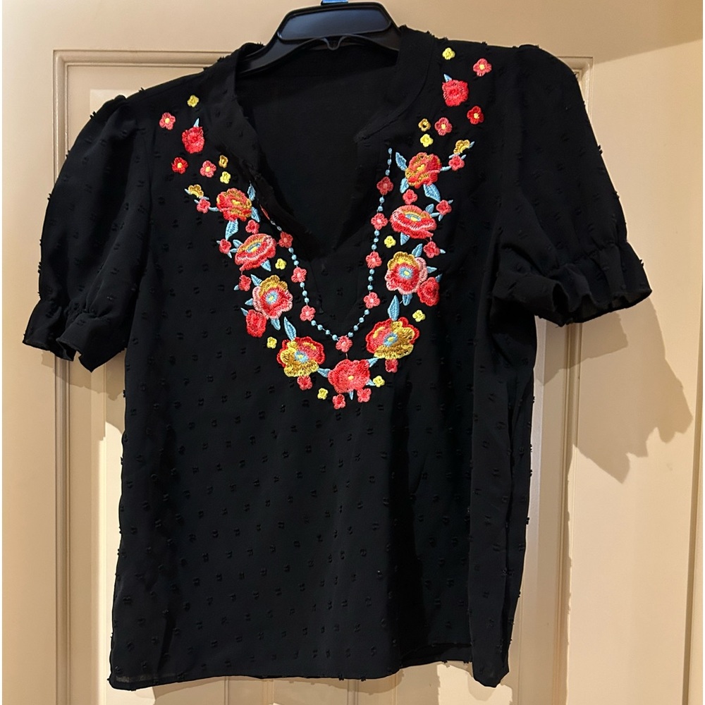 Pullover black with floral print on front